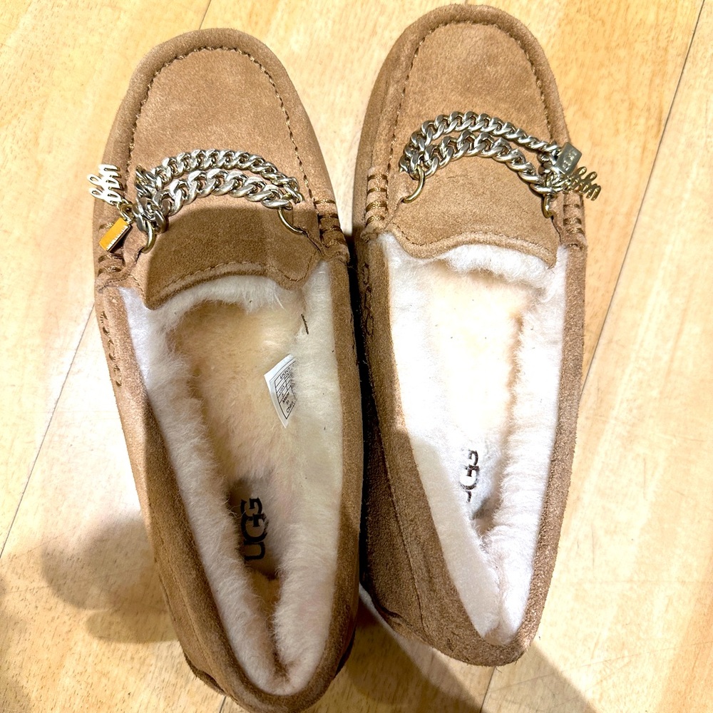 Ugg Australia Womens Ansley Chain  Moccasin  Size 6 NIB